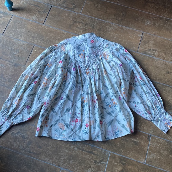 Karlie button front blouse. Size medium. 100% cotton. Excellent condition. - Picture 3 of 4